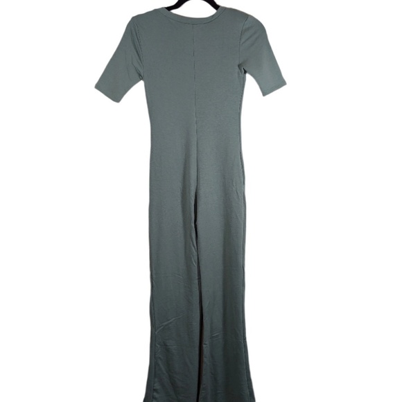 Boutique Sage Green Short Sleeve V-Neck Jumpsuit Juniors Medium - Picture 3 of 6